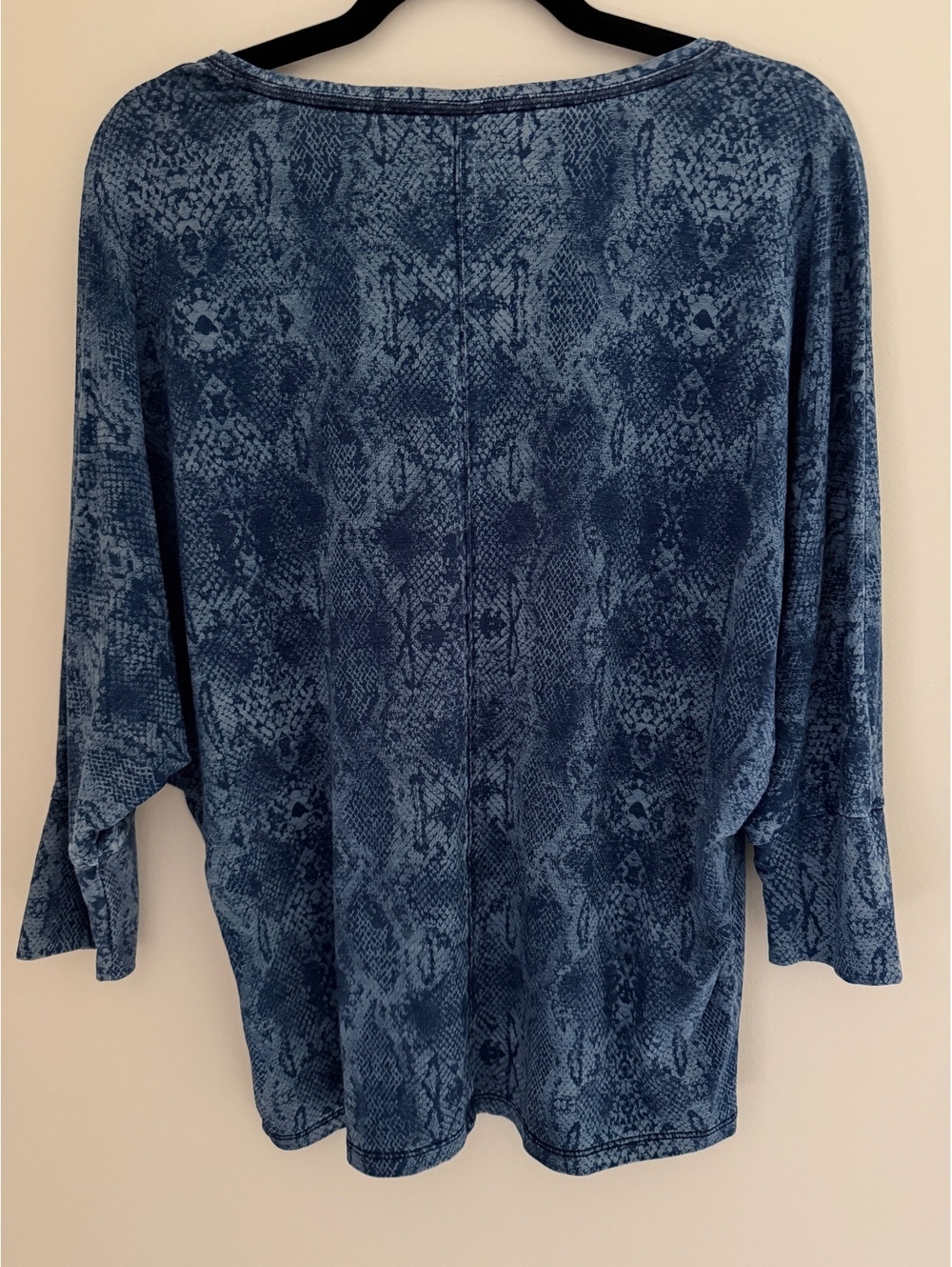 S/M dolman sleeves WHBM blue snake skin top - Picture 6 of 6